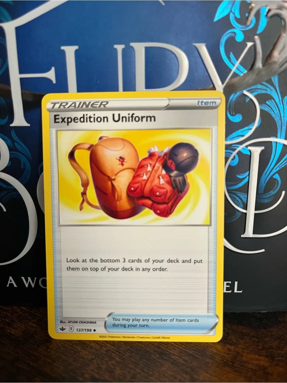 Trainer Card - Expedition Uniform Pokémon Chilling Reign 137/198